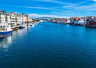 Haugesunds malerischer Hafen mit bunten Häusern und Brücke
