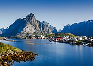 Malerische Landschaft der Lofoten, Norwegen, mit Bergen und Meer