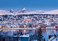 Winterliches Panorama von Tromsø, Norwegen, mit schneebedeckten Bergen.