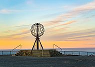Ausföugstipp: Nordkap bei Sonnenuntergang, ikonische Weltkugel-Skulptur.