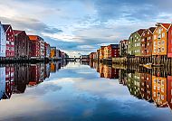 Bunte Speicherhäuser am Fluss in Trondheim, Norwegen.