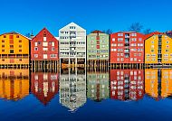 Bunte Speicherhäuser am Wasser in Trondheim, Norwegen.