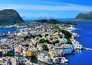 Blick auf Ålesunds malerische Küstenlandschaft in Norwegen.