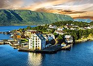 Atemberaubende Küstenlandschaft von Ålesund, Norwegen.
