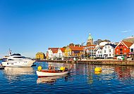 Bunte Häuser und Boote im Hafen von Stavanger, Norwegen.