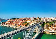 , Blick auf Porto mit der beeindruckenden Ponte Dom Luís I., Blick auf Porto mit der ikonischen Ponte Dom Luís I und dem Fluss Douro.