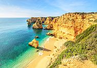 , Atemberaubende Klippen und türkisfarbenes Meer in Portimão, Portugal.