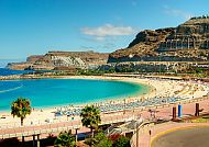 , Strand von Las Palmas mit blauem Meer und sonniger Küste.