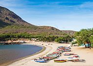 , Idyllischer Strand mit bunten Booten auf den Kapverden., Bunte Boote am Strand vor malerischer Kulisse auf den Kapverden.