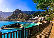 , Madeira: Malerische Küstenlandschaft mit Bergen und blauem Meer.