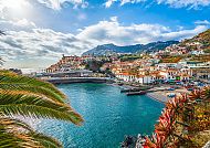 , Malerische Küstenstadt auf Madeira mit bunten Häusern und Meerblick.