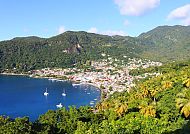 Karibische Küstenlandschaft von St. Lucia mit üppigem Grün.