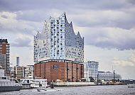 Elbphilharmonie und Hamburger Hafen, Elbphilharmonie am Hamburger Hafen an einem bewölkten Tag., Elbphilharmonie über dem Hamburger Hafen bei bewölktem Himmel.