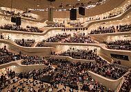 Großer Saal in der Elbphilharmonie, Großer Saal der Elbphilharmonie während eines Neujahrskonzerts., Großer Saal der Elbphilharmonie, voll besetzt für ein Konzert.