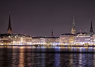 Skyline von Hamburg an der Binnenalster, Hamburger Skyline bei Nacht an der Binnenalster.
