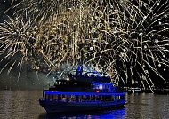 Rhein in Flammen 2027, Feuerwerk über einem beleuchteten Schiff bei Rhein in Flammen., Feuerwerk über beleuchtetem Schiff bei Rhein in Flammen in Koblenz.