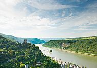 Blick über das Mittelrheintal, Malerischer Blick über das Mittelrheintal bei sonnigem Wetter., Blick über das malerische Mittelrheintal mit Burgruine und Fluss.