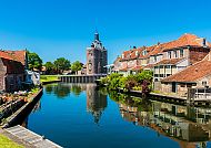 Kanal in Enkhuizen, Kanal in Enkhuizen mit historischem Turm und malerischen Häusern.