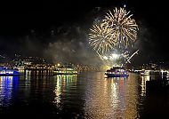 Rhein in Flammen in Rüdesheim, Feuerwerk über dem Rhein bei Nacht, Rüdesheim., Feuerwerk über dem Rhein bei Nacht, festliche Schiffe auf dem Wasser.