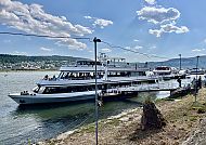 Rhein in Flammen MS Beethoven, MS Beethoven am Rhein in Rüdesheim bei strahlendem Sonnenschein., MS Beethoven am Rhein in Rüdesheim bei sonnigem Wetter.