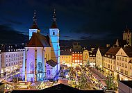 Regensburg bei Nacht mit festlichem Weihnachtsmarkt.