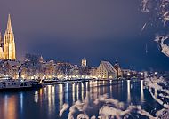 Winterliche Abendstimmung in Regensburg am Donauufer.