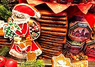 Lebkuchen und Weihnachtsdekoration auf einem festlichen Markt.