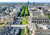 Düsseldorfer Stadtansicht mit Königsallee und grüner Allee.
