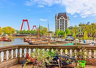 Hafen in Rotterdam, Hafenansicht im Oude Haven, Rotterdam mit Fahrrädern und Brücke., Hafenansicht in Rotterdam mit Brücke und historischen Gebäuden.