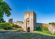 Mittelalterliche Stadtmauer in Gotland, Schweden, bei klarem Himmel.