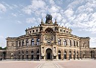 Oper Carmen in der Semperoper Dresden, Semperoper Dresden bei Tag, beeindruckende Architektur., Semperoper Dresden bei klarem Himmel, architektonisches Meisterwerk.