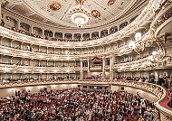 Oper Carmen in der Semperoper Dresden, Prächtiger Innenraum der Semperoper Dresden während einer Aufführung., Prächtiger Innenraum der Semperoper Dresden, gefüllt mit Publikum.