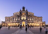 Oper Carmen in der Semperoper Dresden, Semperoper Dresden bei Dämmerung, beleuchtet und majestätisch., Semperoper Dresden bei Dämmerung, beeindruckende Architektur.