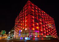 Beleuchtetes Gebäude bei Nacht, Ars Electronica Center, Linz.