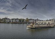 Schiff auf der Maas vor der Kulisse von Maastricht, 2026.