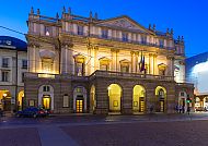 Mailänder Scala, Mailänder Scala bei Nacht, beleuchtet und majestätisch.