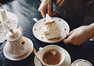 Tortenauszeit mit Tee auf Sylt