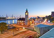St. Pauli-Landungsbrücken und Hafen an der Elbe