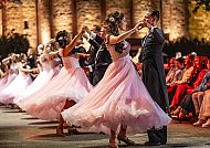 Tanzpaare in eleganten Kleidern beim Ball auf dem Vrijthof.