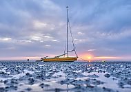 Segelboot liegt im Meer bei Watt
