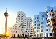 Düsseldorf Rheinturm und Neuer Zollhof im Medienhafen