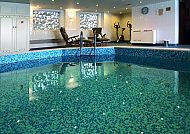 Wellnessbereich mit Innenpool & Fitnessgeräten