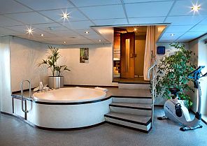 Fitness-/Wellnessbereich mit Whirlpool