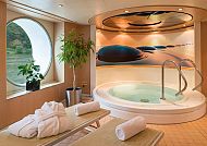 Wellnessbereich mit Whirlpool, Pflanzen und entspannender Atmosphäre.