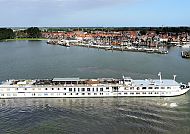 DE WILLEMSTAD, Kreuzfahrtschiff 'MS DE WILLEMSTAD' vor malerischem Hafen.
