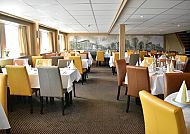 De Willemstad, Restaurant, Elegantes Restaurant auf der 'MS DE WILLEMSTAD' mit gedeckten Tischen.