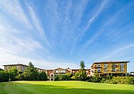 Hotel_Rueckansicht mit Golfplatz