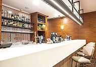 Hampton by Hilton Bar