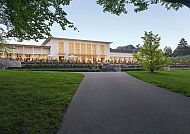 Park mit Blick aufs Hotel