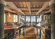 Modernes Interieur des Hotel Brenta Dolomites mit Panoramablick.